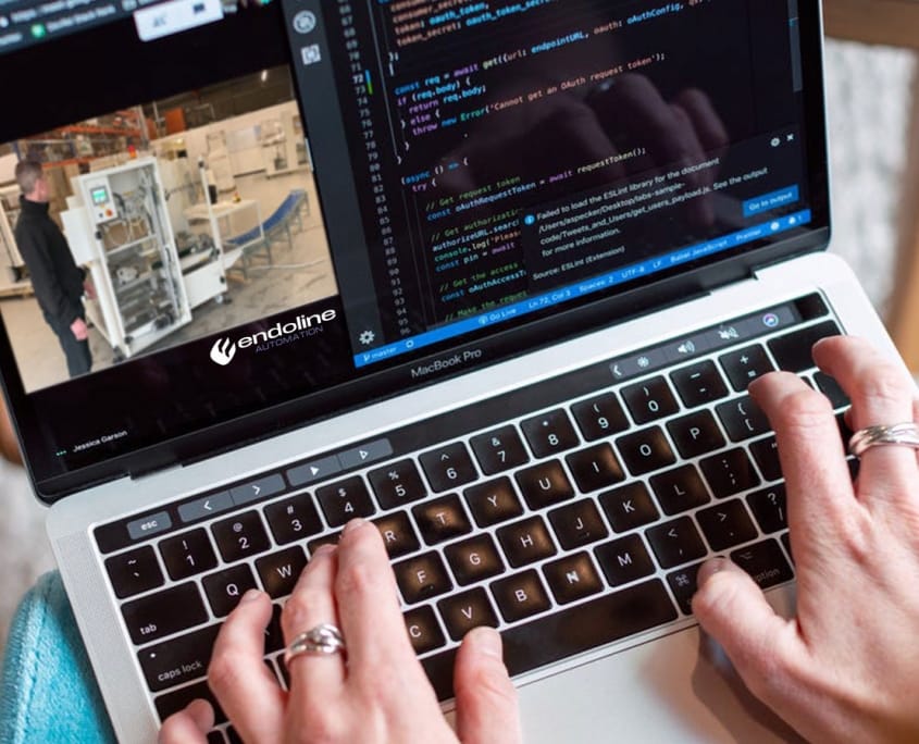 Les mains tapant sur un clavier d’ordinateur portable.